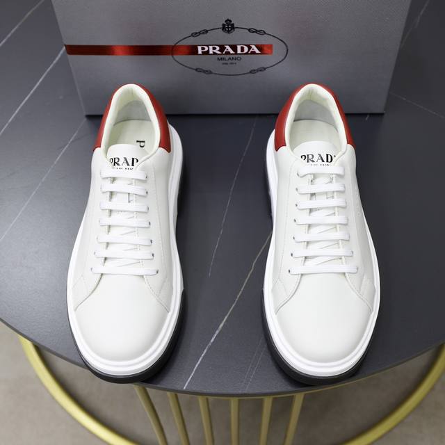 Prada 普拉达 -高端品质 原单 -鞋面：摔纹小牛皮、鞋身车缝品牌金属扣件、鞋舌.后跟.高周波品牌logo -内里：水染牛皮 -大底：超轻tpu发泡.橡胶；